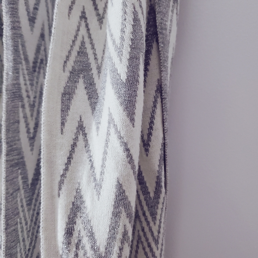 Calvin Klein Gray and White Zigzag Print Infinity Scarf - Picture 7 of 9
